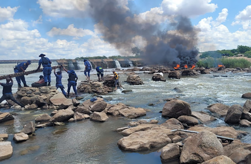SA cops break up makeshift paths for illegally crossing the Limpopo