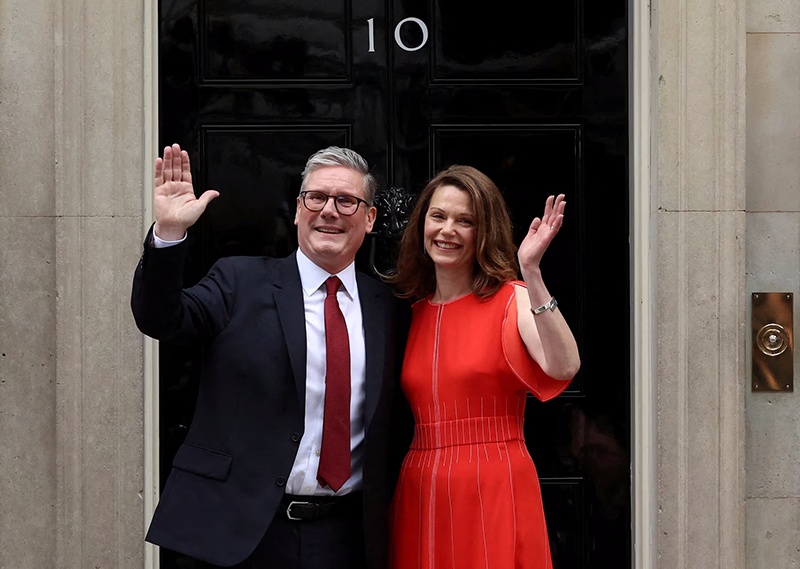 Incoming British Prime Minister Keir Starmer and his wife Victoria arrive at Number 10 Downing Street, following the results of the election, in London, Britain