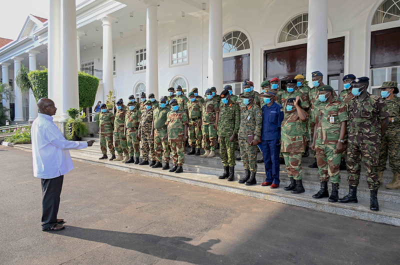 UGANDA: President Museveni gives lecture to Zimbabwean army officers