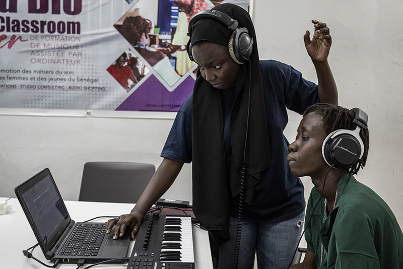 Thiam instructs student Julia Sall at her beatmaking class for women