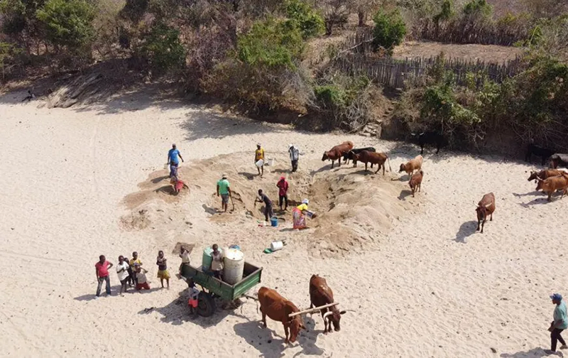 For those digging at the Vombozi riverbed, the hunger and water crisis is yet to peak