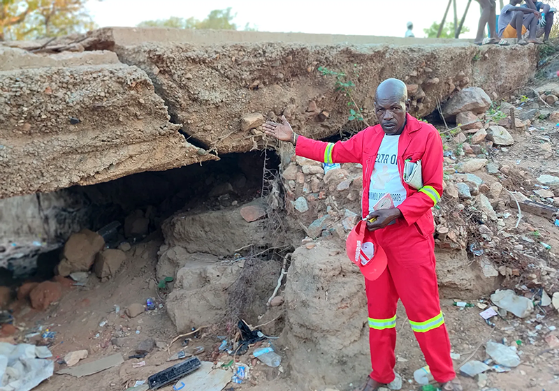 Headman Malindi Kwinda of Tshirundu village alongside the Limpopo River outside Musina