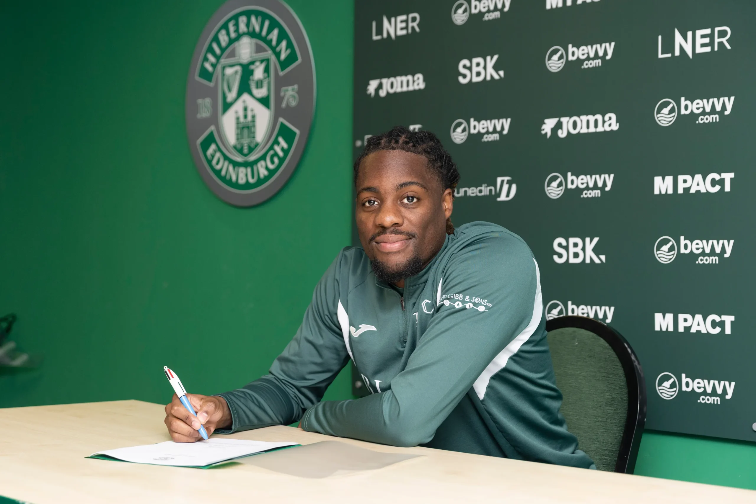 Munashe Garananga signed for Edinburgh club Hibernian FC