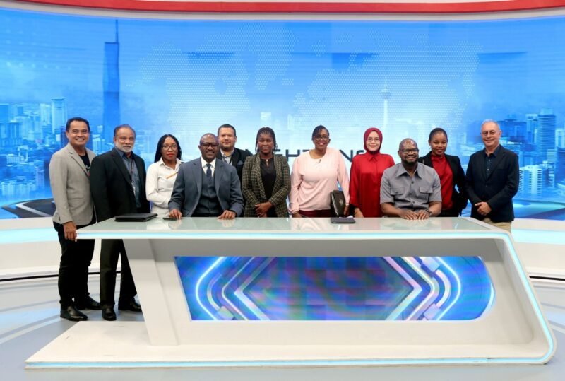 KUALA LUMPUR 29 JULAI 2026. Setiausaha Perkhidmatan Penerangan, Publisiti dan Penyiaran Zimbabwe, Nick Mangwana (dua kanan) dan Kaunselor Kedutaan Zimbabwe di Malaysia, Isheanopa Fanuel Rufu (empat kiri) bersama delegasi diiringi Timbalan Pengarang Urusan Kumpulan Media Prima merangkap Pengarang Kumpulan New Straits Times (NST), Farrah Naz Karim (kiri) dan Pengurus Besar Kumpulan Jabatan Komunikasi Korporat Kumpulan dan Pejabat Pengerusi Kumpulan Media Prima Berhad, Azlan Abdul Aziz (belakang, kiri) bergambar di studio Buletin Utama ketika melakukan lawatan korporat ke Media Prima di Balai Berita, Kuala Lumpur.<br />
Turut hadir, Pengarang Kumpulan Berita Harian, Zulkifli Jalil; Timbalan Pengarang Kumpulan New Straits Times, Sharanjit Singh; Timbalan Pengarang Kumpulan Berita Harian, M. Thilinadan. NSTP/HAIRUL ANUAR RAHIM